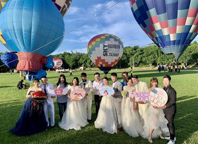 台中石冈热气球嘉年华1日起一连3天在土牛运动公园盛大登场， 6对新人今早更是穿婚纱抢先体验，幸福直衝云霄。（石冈区公所提供／陈淑娥台中传真）