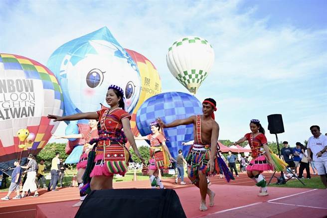 台中石冈热气球嘉年华1日起一连3天在土牛运动公园盛大登场，预计明后天将涌入更多人潮。（石冈区公所提供／陈淑娥台中传真）