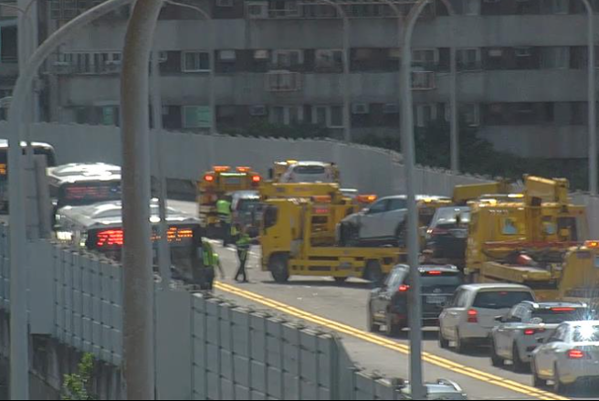 宾士台北桥逆向害「7车连环撞」，男驾驶弃车带女乘客落跑。(翻摄公路即时影像)