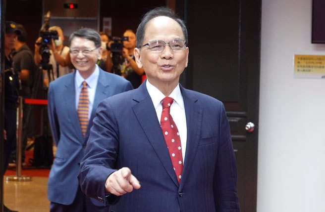 立法院第10届第8会期1日报到，院长游锡堃近9点左右抵达会场并签名报到。（姚志平摄）