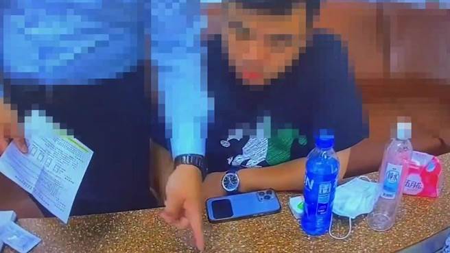 警方查出黄男在汽车旅馆开毒趴，查获使用过的毒咖啡包。（翻摄照片／林郁平台北传真）