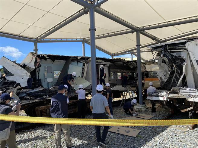 台铁太鲁阁号408车次第7、8节车厢1日重启搜查。（蔡明亘摄）