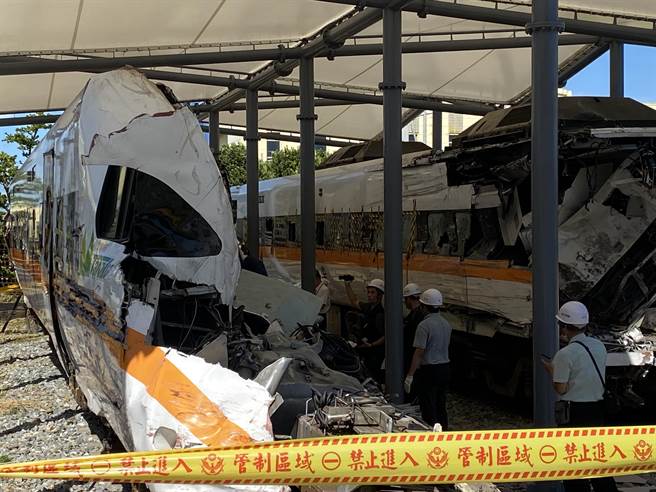 铁警刑大鑑识人员与台铁人员共约10多人，1日一早前往富冈机厂，就第7、8节车厢再次搜查。（蔡明亘摄）