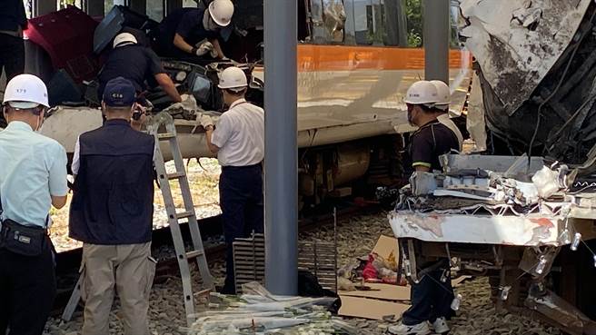 铁警鑑识人员先全场录影存证后，展开搜查行动，逐一从车厢内拿出遗留物。（蔡明亘摄）