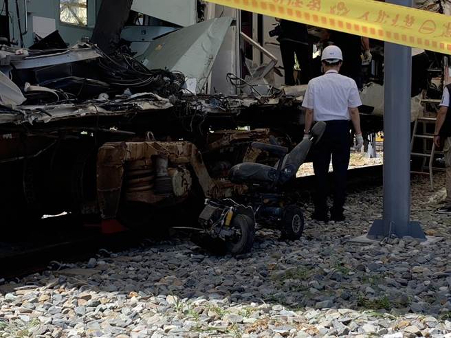 铁警刑大鑑识人员从车厢内搬出一台疑似电动辅助车。（蔡明亘摄）