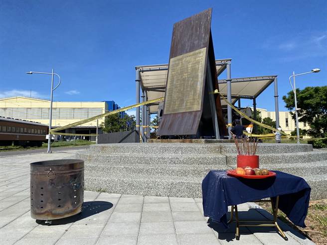 铁警与台铁人员1日上午重启太鲁阁408车次车厢搜查，现场人员祭拜后开始搜查。（蔡明亘摄）