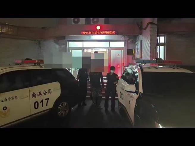 警方將5名移工解送至移民署台北市專勤隊收容。（翻攝照片／林郁平台北傳真）