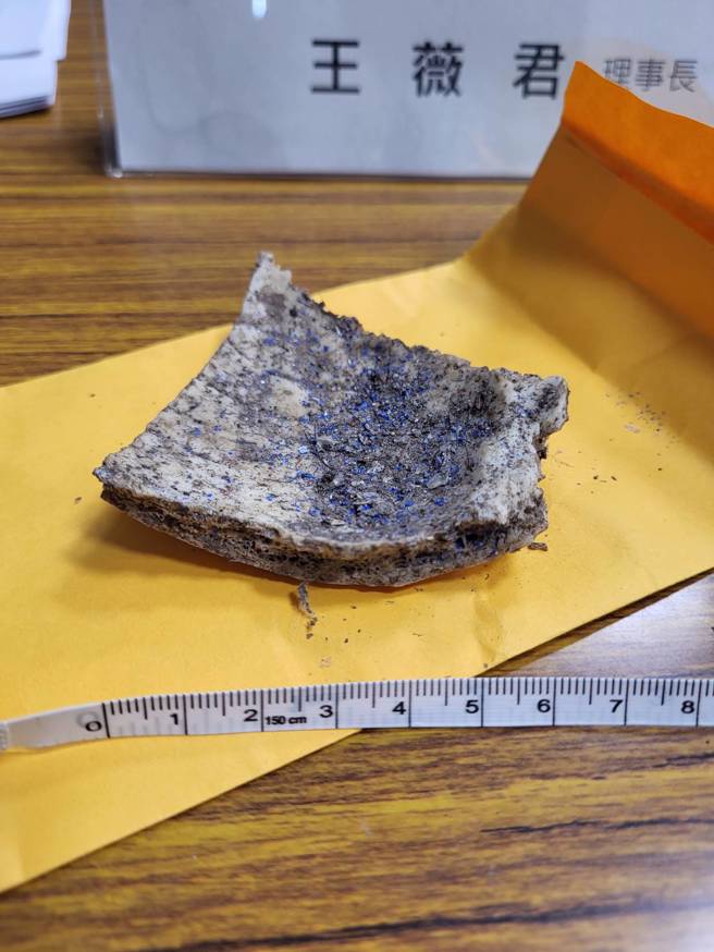 太魯閣的眼淚發言人王薇君昨日在事故車廂發現疑似頭蓋骨。（王薇君提供）