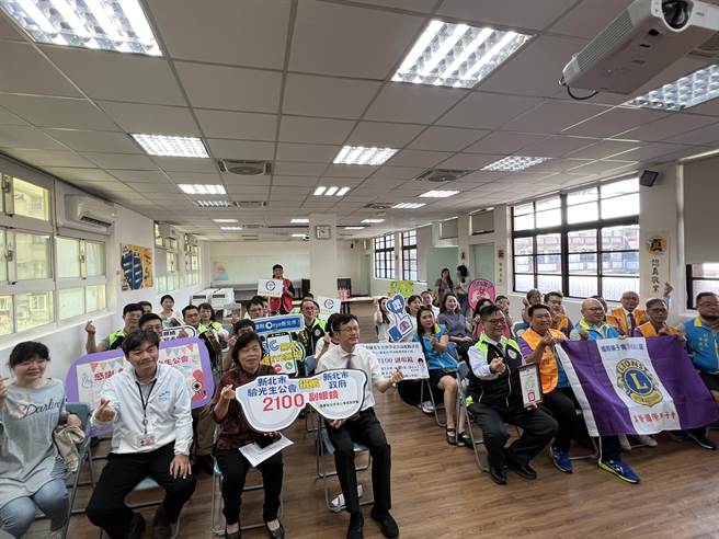 新北驗光生公會1日到蘆洲國中舉辦捐贈公益眼鏡活動，捐贈2100支眼鏡給新北弱勢國中小學童（蔡宗穎攝）