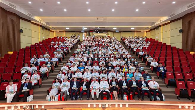 天下文化与童综合医院共同举办《跨越陆海空的医者：童综合医院守护中台湾》新书发表会，来自产官学医等各界贵宾蒞临支持。（童综合医院提供／陈淑娥台中传真）