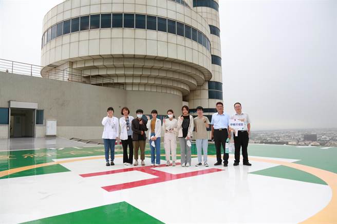 天下文化与童综合医院共同举办《跨越陆海空的医者：童综合医院守护中台湾》新书发表会，会后来宾参观直升机停机坪。（童综合医院提供／陈淑娥台中传真）