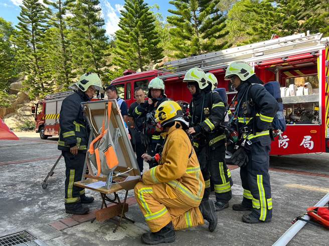 金门县消防局第二大队规画RIT火场快速救援等相关训练，提升所属人员人命救援技术。(图／金门消防局提供)