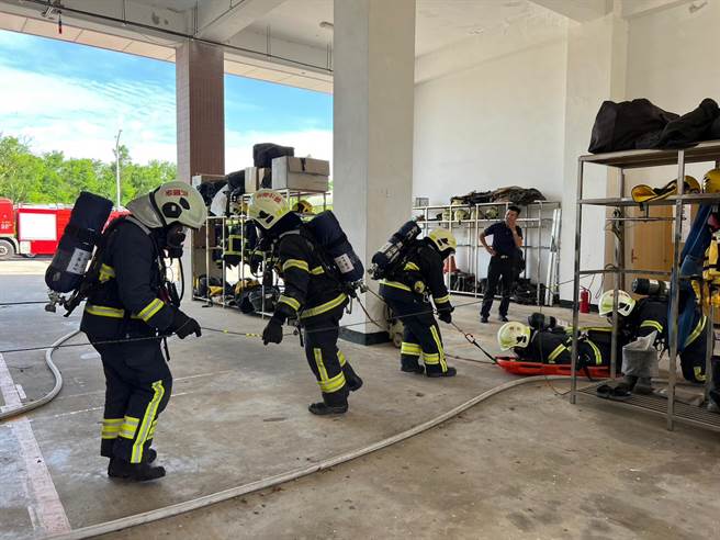 演练过程并下达各式无预警突发状况，让参训人员临场应变。(图／金门消防局提供)