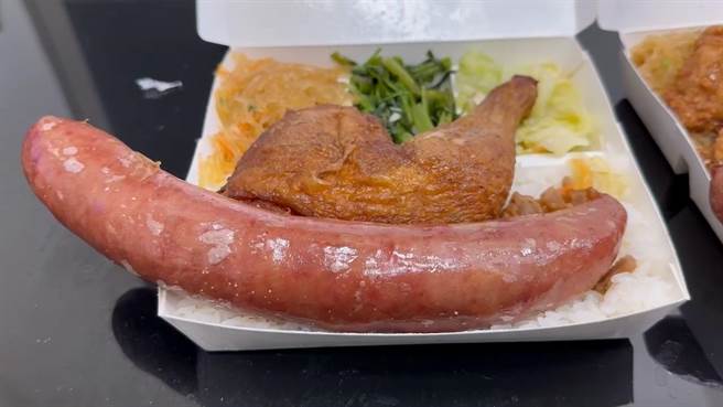 加大香肠的双併主菜便当1个要180元。（民眾提供／孙英哲彰化传真）