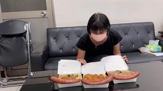 加大香肠的双併主菜便当1个要180元。（民眾提供／孙英哲彰化传真）
