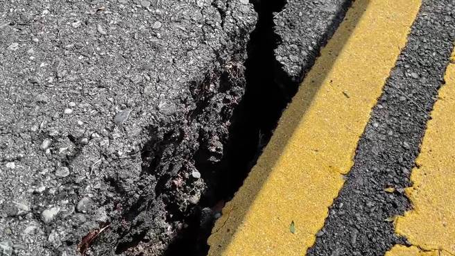 台东县金峰乡东64线道路下陷。（民眾提供／蔡旻妤台东传真）