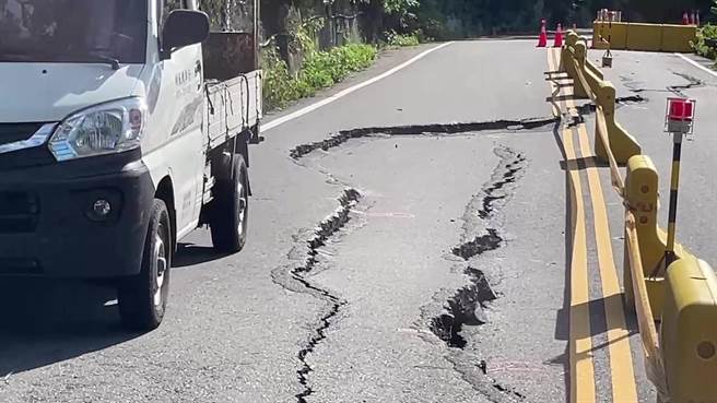 台东县金峰乡东64线道路下陷。（民眾提供／蔡旻妤台东传真）