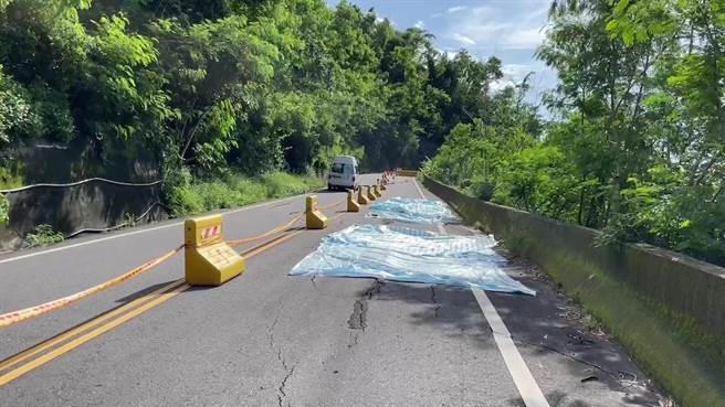 台东县金峰乡东64线道路下陷。（民眾提供／蔡旻妤台东传真）