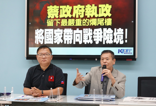 國民黨立委李德維（左）、林為洲（右）1日舉行「蔡政府執政留下最嚴重的爛尾樓，將國家帶向戰爭險境！」記者會。國民黨立院黨團表示，易寶宏曾有毒品販賣紀錄，根本不可能進入外役監，法務部卻稱是承辦人員疏失勾錯，國民黨團要求，徹查過去7年送外役監所有名單，典獄長和矯正署長要不要下台？（姚志平攝）