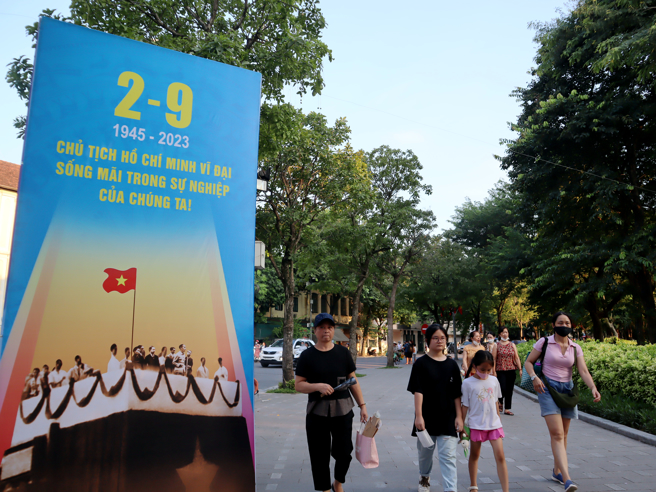 越南國慶連假放4天刺激經濟 9月2日是越南國慶日，並自9月1日至4日連續放4天，少見的連假讓新興的中產階級紛紛規劃出遊，盼有助拉抬越南當前低迷的景氣。（中央社）