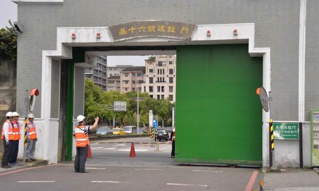 海葵颱風來襲，北市水門下午4點起「只出不進」。（北市水利處提供）