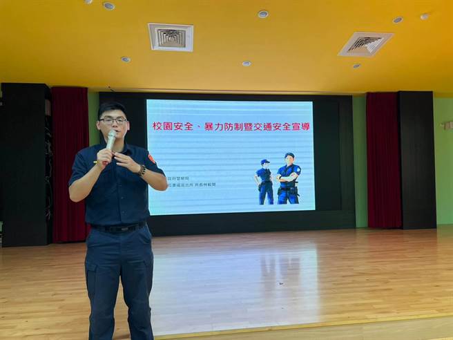 ，桃园分局景福派出所所长林毅闵带领同仁进入辖内成功国小对老师们进行交通安全宣导。（翻摄照片）