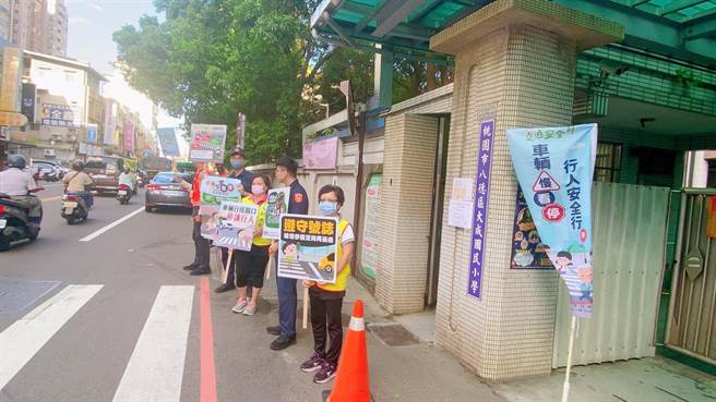 八德警分局于重要路口及传统市场宣导「路口慢看停、行人安全行」、「高龄者交通安全」及「防御驾驶」等交通安全观念。（翻摄照片）