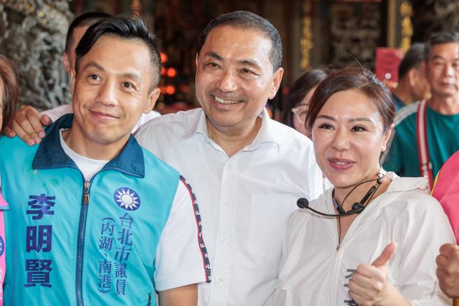 国民党总统参选人侯友宜（中）30日与国民党立委参选人李彦秀（右）、市议员李明贤（左）前往大埤岸福德祠一同参拜，并争取地方支持。（资料照,郭吉铨摄）
