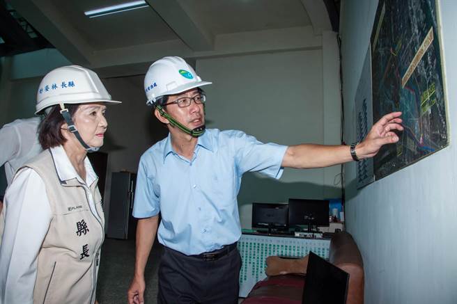 宜兰县长林姿妙（左）今天视察新兴抽水站，检视防汛整备及应变机制。（宜兰县政府提供／李忠一宜兰传真）