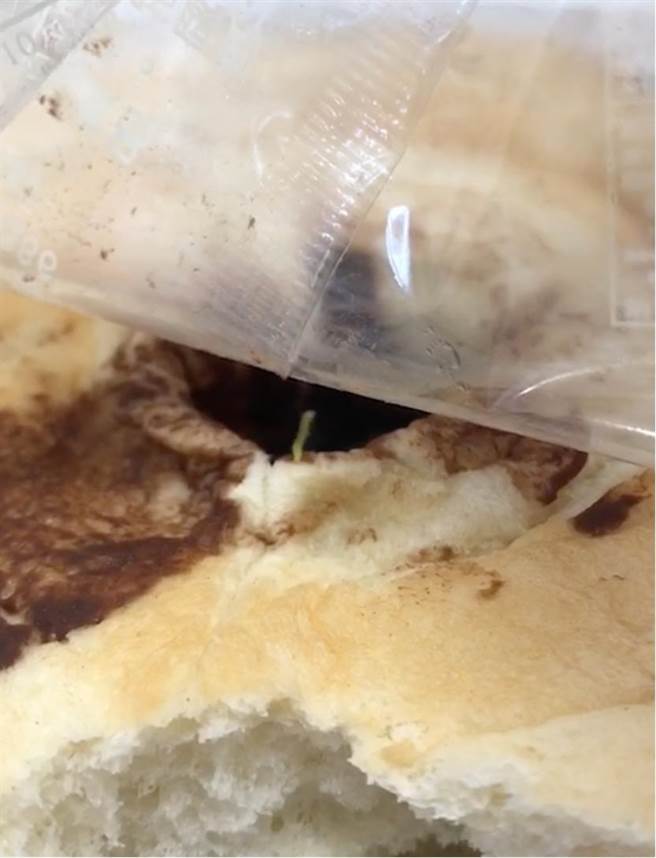 ▲基隆市今年爆发多起校内营养午餐食安事件，图为学生发现麵包内有虫之情形。（本报资料照）