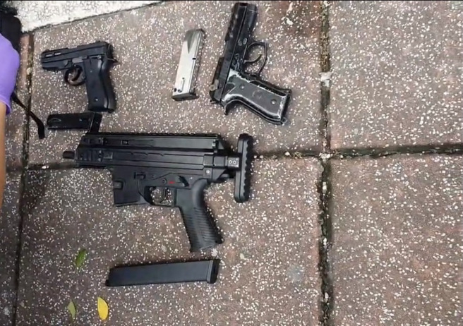 警方今（1）日早于前金区将主嫌林、周男（20岁）缉捕到案，并起获长枪1把、短枪2把（照片 / 刘咏韵翻摄）