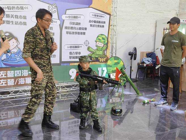 民眾不仅可以直接拿起拟真枪来演练，还可以体验丢掷拟真手榴弹，小朋友也可玩水枪、水战游戏，展现保家卫国之精神。（林雅惠摄）