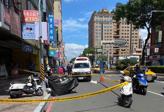 施姓女子今午不慎从新北板桥住处坠楼，警消赶抵后，发现施女已无呼吸心跳，警方拉起封锁线，以厘清事发原因。（民眾提供）