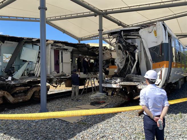 台鐵太魯閣號408車次7、8節車廂1日重新搜查，下午搜查完畢，共找到8塊疑似骨骸。（蔡明亘攝）