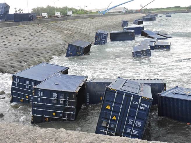 多只天使轮货柜搁浅在南星计画区岸边。（本报资料照）