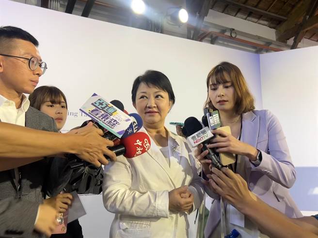 台中市长卢秀燕下午前往台北市参加TVBS特展，会后受访。（陈薏云摄）