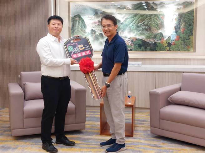 種籽廣告行銷公司特助陳夏堃（左）捐贈新北市復康巴士，，新北市秘書長邱敬斌代表接受並回贈感謝獎牌。（陳慰慈攝）