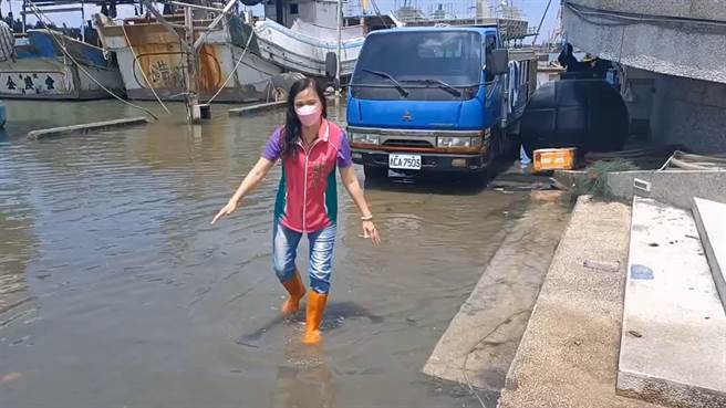 大潮加上淤泥未清，水漫彰化线西塭仔渔港。（民眾提供／孙英哲彰化传真）