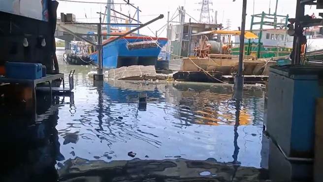 大潮加上淤泥未清，水漫彰化线西塭仔渔港。（民眾提供／孙英哲彰化传真）