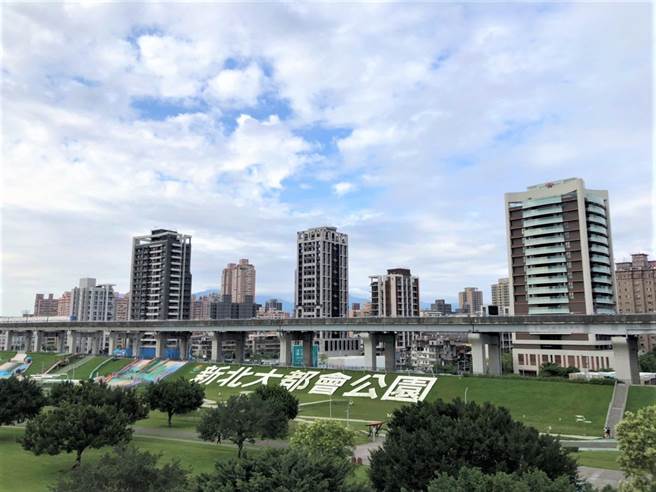 新北地政局公布8月房市交易情形，新成屋跟中古屋交易移转皆下降。（地政局提供）