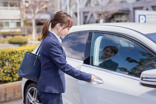 网友发现同事每天下班都给爸妈接送，让他超羡慕。（图／shutterstock）