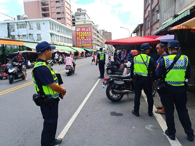 整頓屏市建華一街市場交通，屏警開單不手軟。(警方提供)