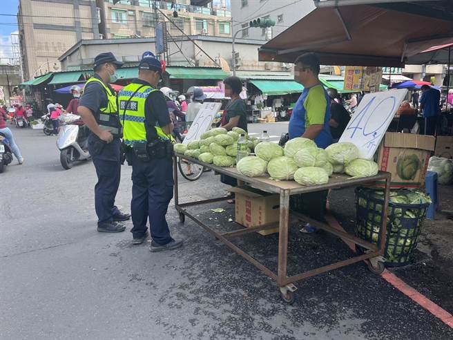 整頓屏市建華一街市場交通，屏警開單不手軟。(警方提供)