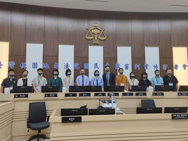 桃园市26岁钱姓男子因舅舅长期念他不工作、待在房间，与舅舅多次口角、曾有肢体衝突，去年12月钱男因电灯没关纠纷，持刀杀死舅舅，桃园地院国民法官今天宣判。（赖佑维摄）