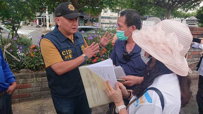 警方向吴姓女股东说明公权力维持秩序立场。（程炳璋摄）