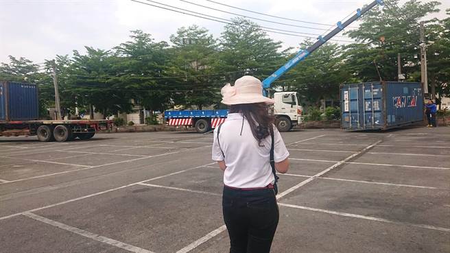 花园夜市再爆股东纠纷，这次吴姓女股东再以货柜放在夜市用地，企图阻挡摊商设摊。（程炳璋摄）