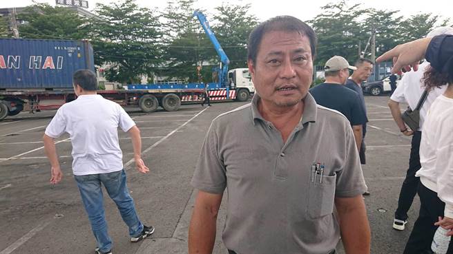 面对吴姓女股东找货柜占地，林派股东负责人林志隆盼由司法解决争议，勿影响摊商做生意。（程炳璋摄）