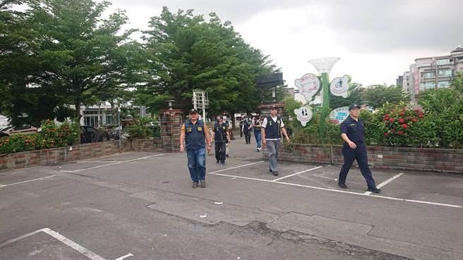 花园夜市的股东纠纷惊动警方动员大批人马到现场。（程炳璋摄）
