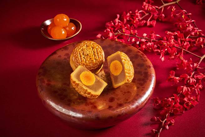 福容大飯店廣式經典月餅禮盒則有7種口味，令人垂涎三尺。（業者提供／陳淑娥台中傳真）