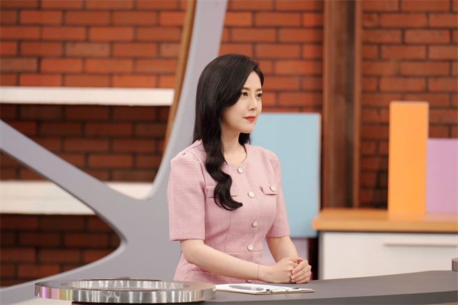 韩瑜首次挑战主播角色，打击很大。（华视提供）　